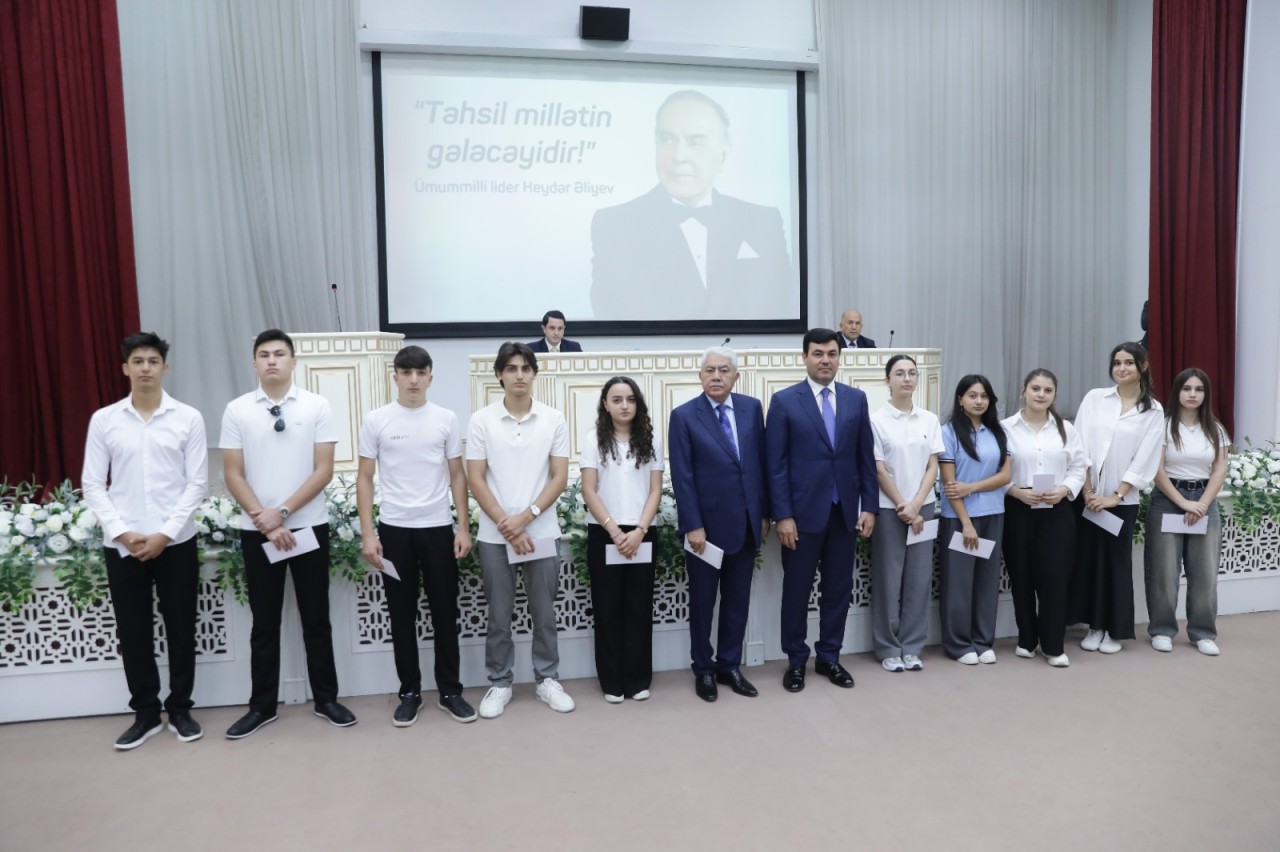 Deputat Ağalar Vəliyev Xaçmazda yüksək balla qəbul olan tələbələri mükafatlandırdı - FOTOLAR